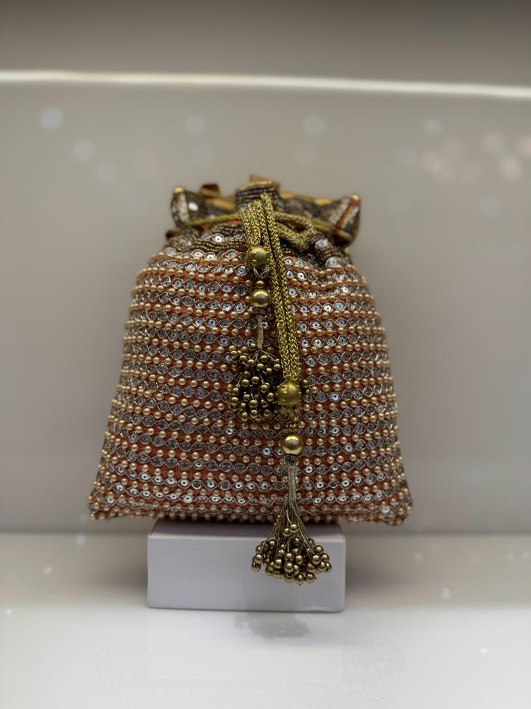 INDIAN TRADITIONAL BRIDAL BAG/DULHAN PURSE HAND BAG Material :- PU  Compartments :- TWO 💼 Size :- 6