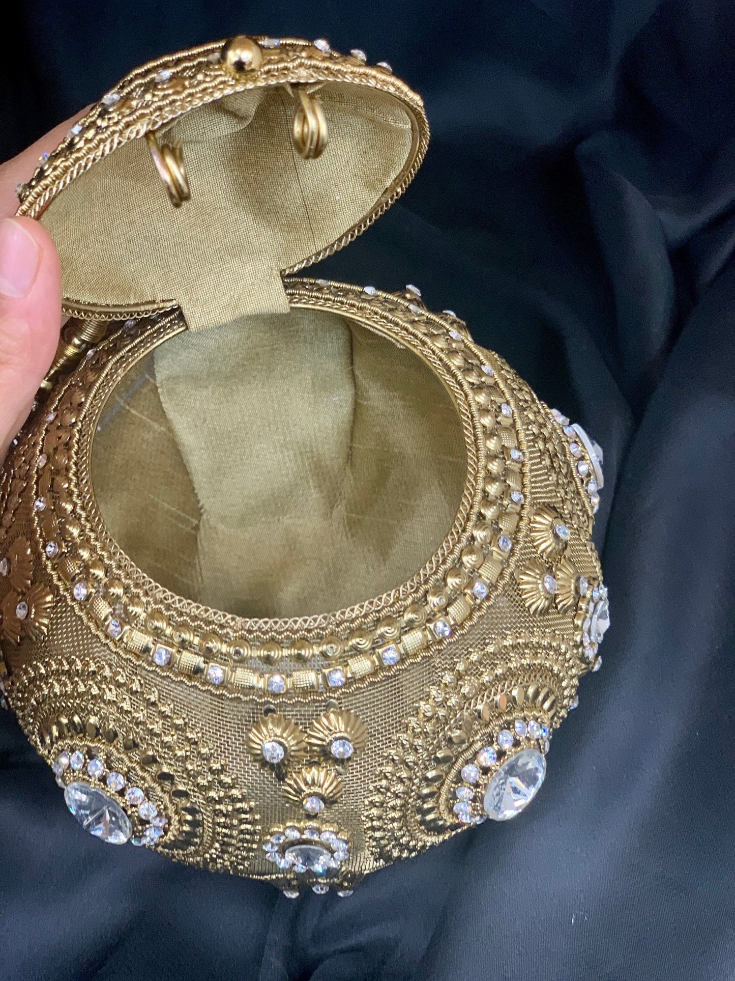 Round Antique Golden Metal Purse D4